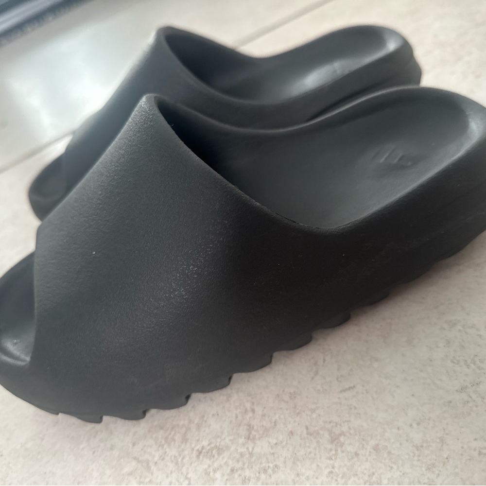 Yeezy slides ‘Onyx’